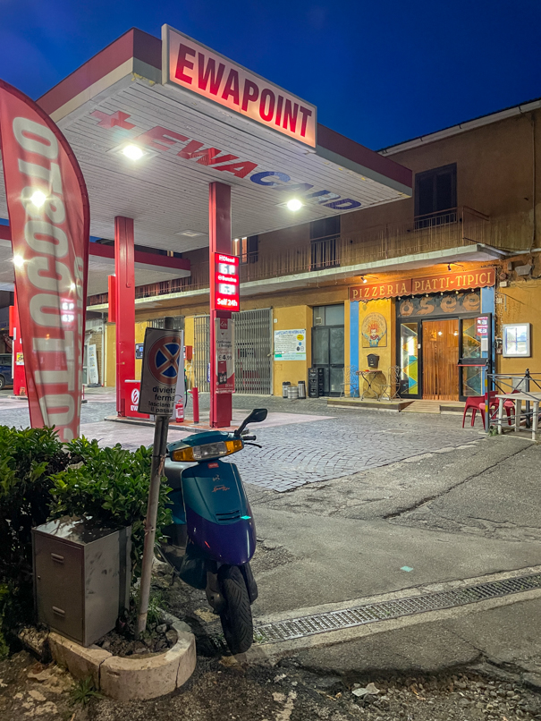 Außenansicht der Pizzeria Osée zusammen mit der Tankstelle