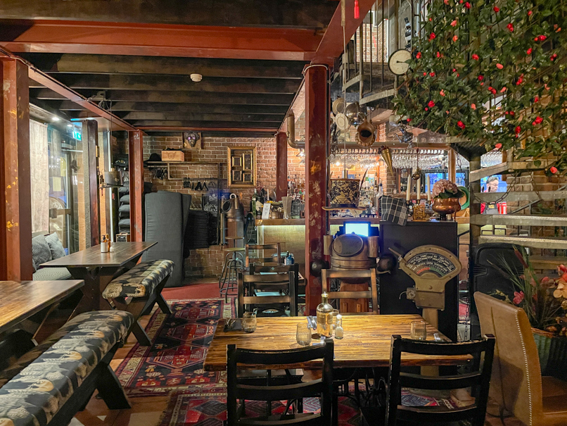 Einrichtung der Steampunk Bar