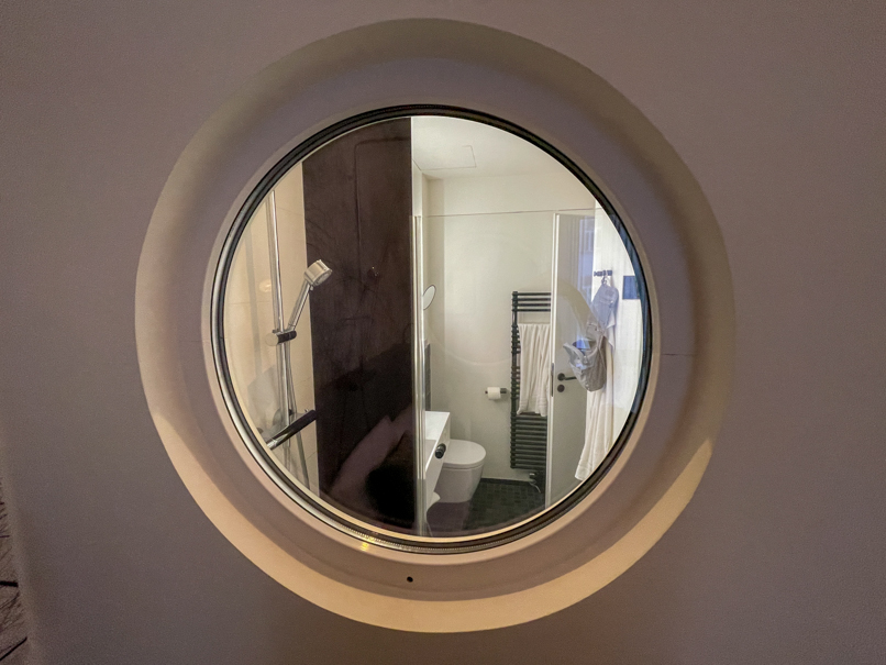 Sicht vom Zimmer in das Bad im Boutique Hotel K7.