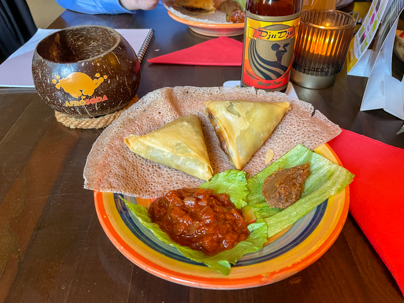 Knusprige Sambusas im Restaurant Dromedar zur Vorspeise
