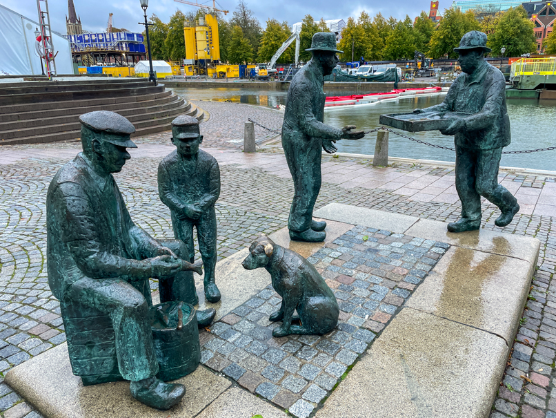 Die bronzenen Skulpturen vor der Feskekörka in Göteborg. 