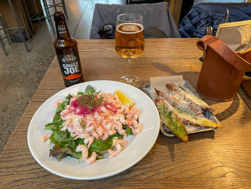 Krabbensalat in der Feskekörka in Göteborg