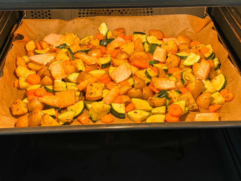 Ofenblech Rezept: rohes Gemüse mit Kartoffeln, Möhren und Lachs vor dem Backen