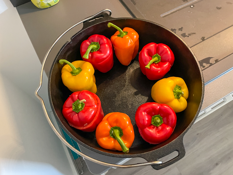 Bunte gefüllte Paprika im Dutch Oven vor dem Garen