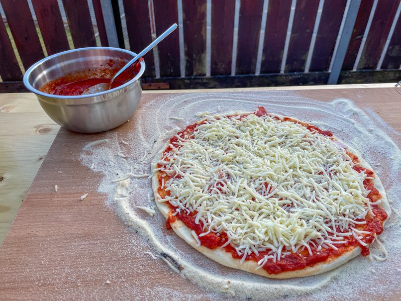 Pizza fertig belegt mit Käse