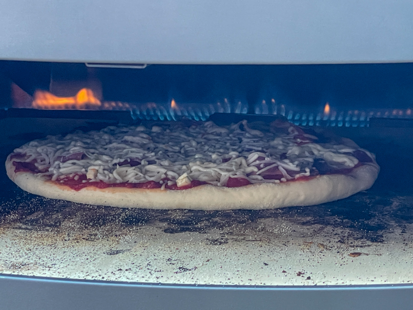 Der Pizzateig geht richtig schön im Ofen auf.