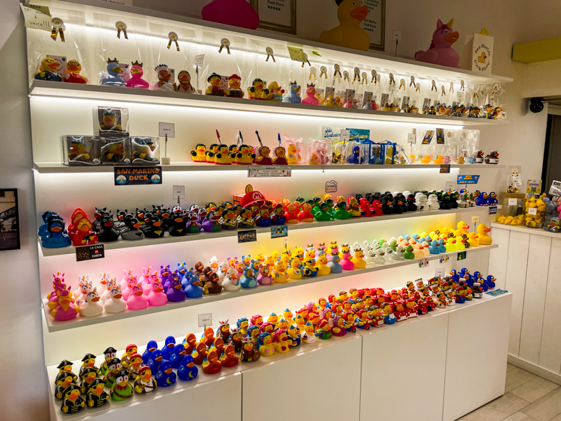 Überall Quietscheenten im Duck Store in San Marino.