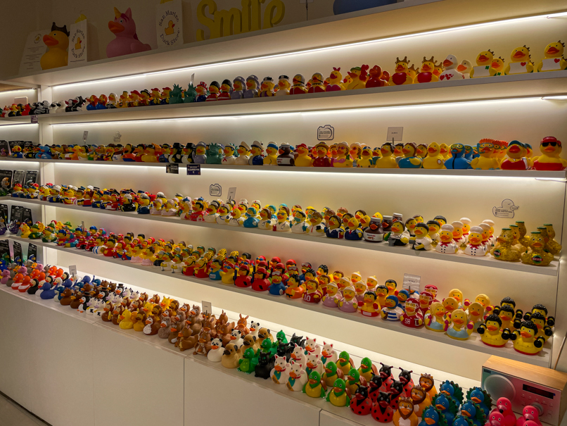 Überall Quietscheenten im Duck Store in San Marino.