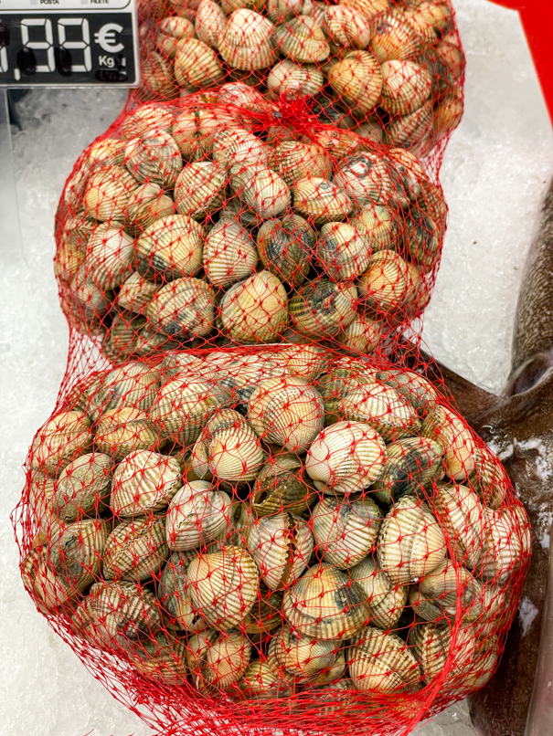 Herzmuscheln in der Fischtheke im Intermarché Hiper in Lagos
