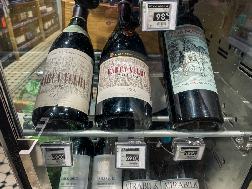 Casa Ferreirinha Barca-Velha (Jahrgänge 1995 und 2004) und Pêra-Manca (2015) im Intermarché Hiper in Lagos