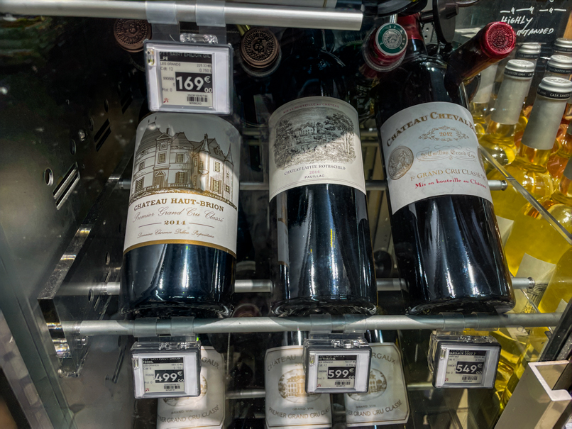 Château Haut-Brion (2014), Château Lafite Rothschild (2011) und Château Cheval Blanc (2012) im Intermarché Hiper in Lagos