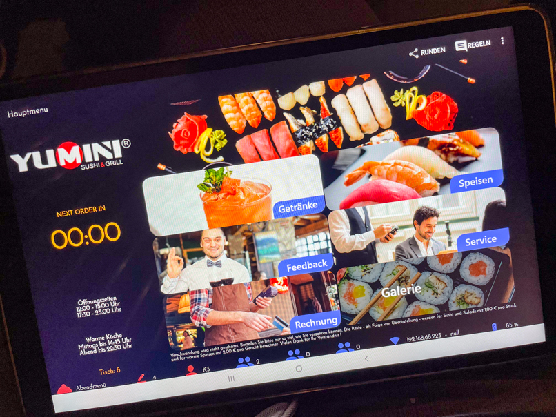 Das Foto zeigt das Bestell-Tablet, das den Gästen direkt am Tisch zur Verfügung steht und als interaktive Speisekarte dient.